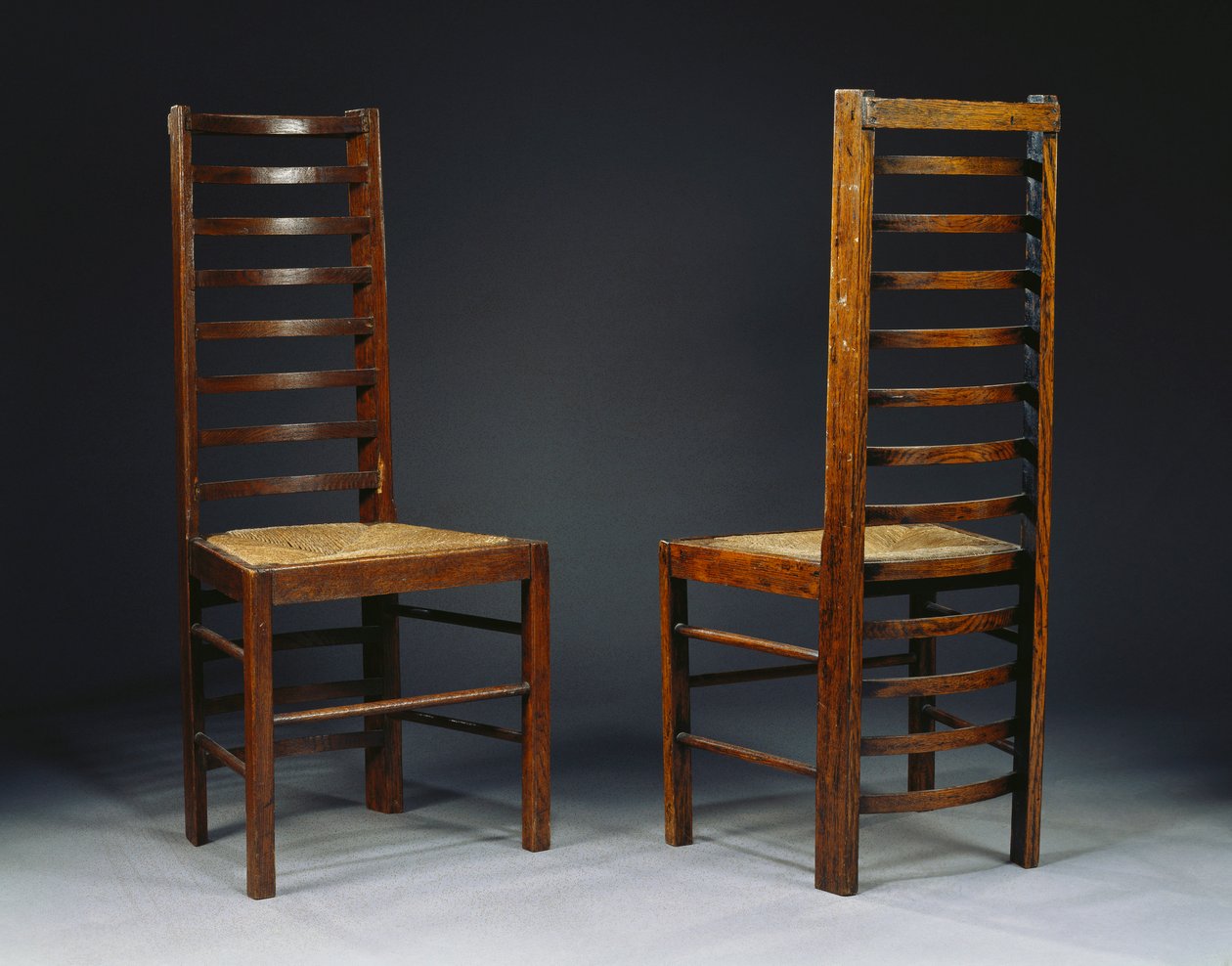 Dvě žebříkové zadní židle, pro čajovny slečny Cranstonové, Glasgow, kolem roku 1903 od Charles Rennie Mackintosh