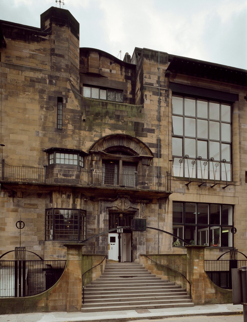 Pohled na Školu výtvarných umění navrhl architekt Charles Rennie Mackintosh (1868-1928) od Charles Rennie Mackintosh