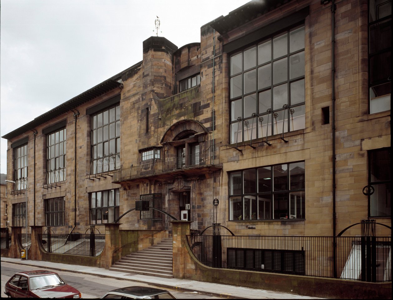 Pohled na Školu výtvarných umění navrhl architekt Charles Rennie Mackintosh (1868-1928) od Charles Rennie Mackintosh