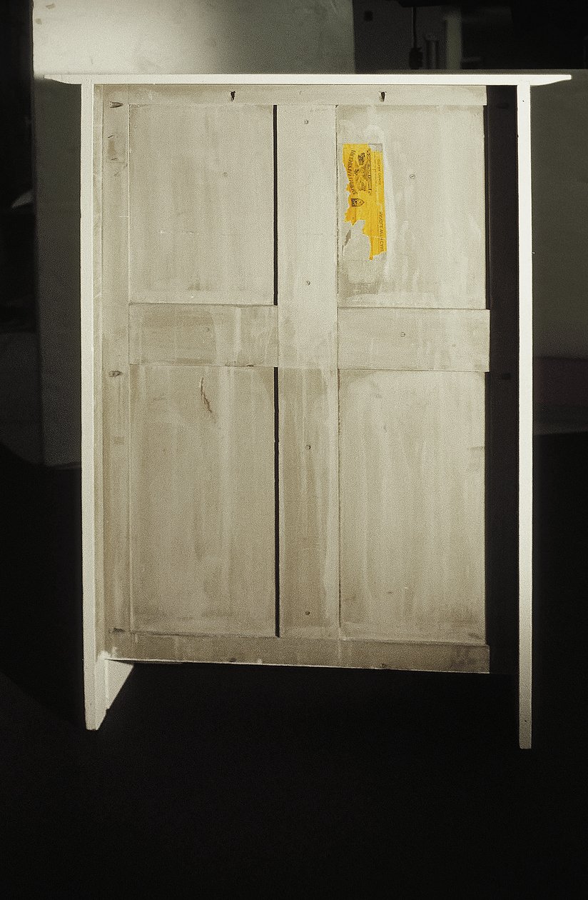 Bílá skříň navržená pro paní Rowat, 1902 (dřevo, vitráže, smalt) od Charles Rennie Mackintosh