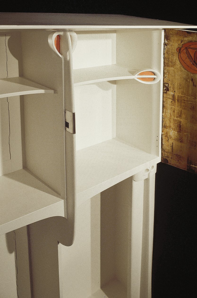 Bílá skříň navržená pro paní Rowat, 1902 (dřevo, vitráže, smalt) od Charles Rennie Mackintosh