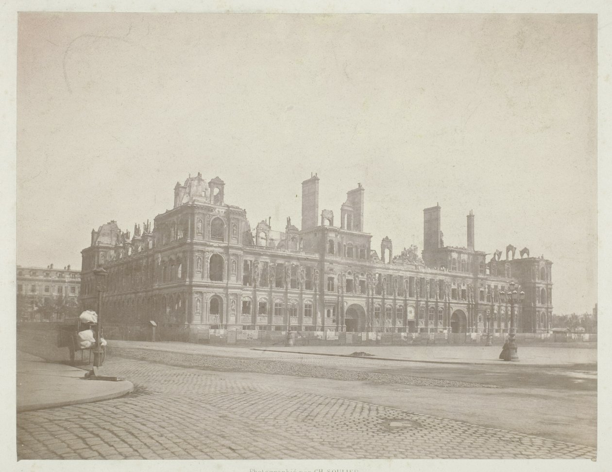 Požár Paříže (Fasáda radnice), ze série "Paris Incendié" od Charles Soulier