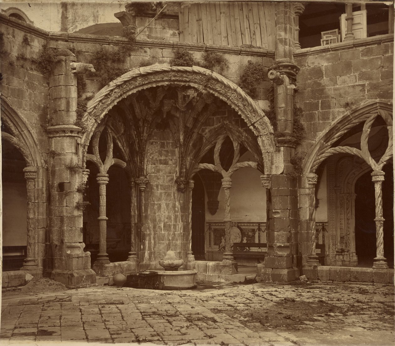 [Křížová chodba ticha, klášter Santa Cruz de Coimbra] od Charles Thurston Thompson