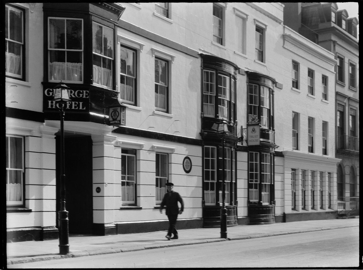 George Hotel, High Street, město Portsmouth, 30. léta 20. století. od Charles William Prickett