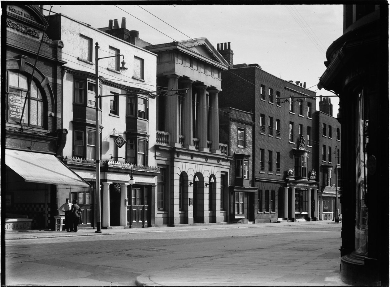 High Street, město Portsmouth, 30. léta 20. století. od Charles William Prickett