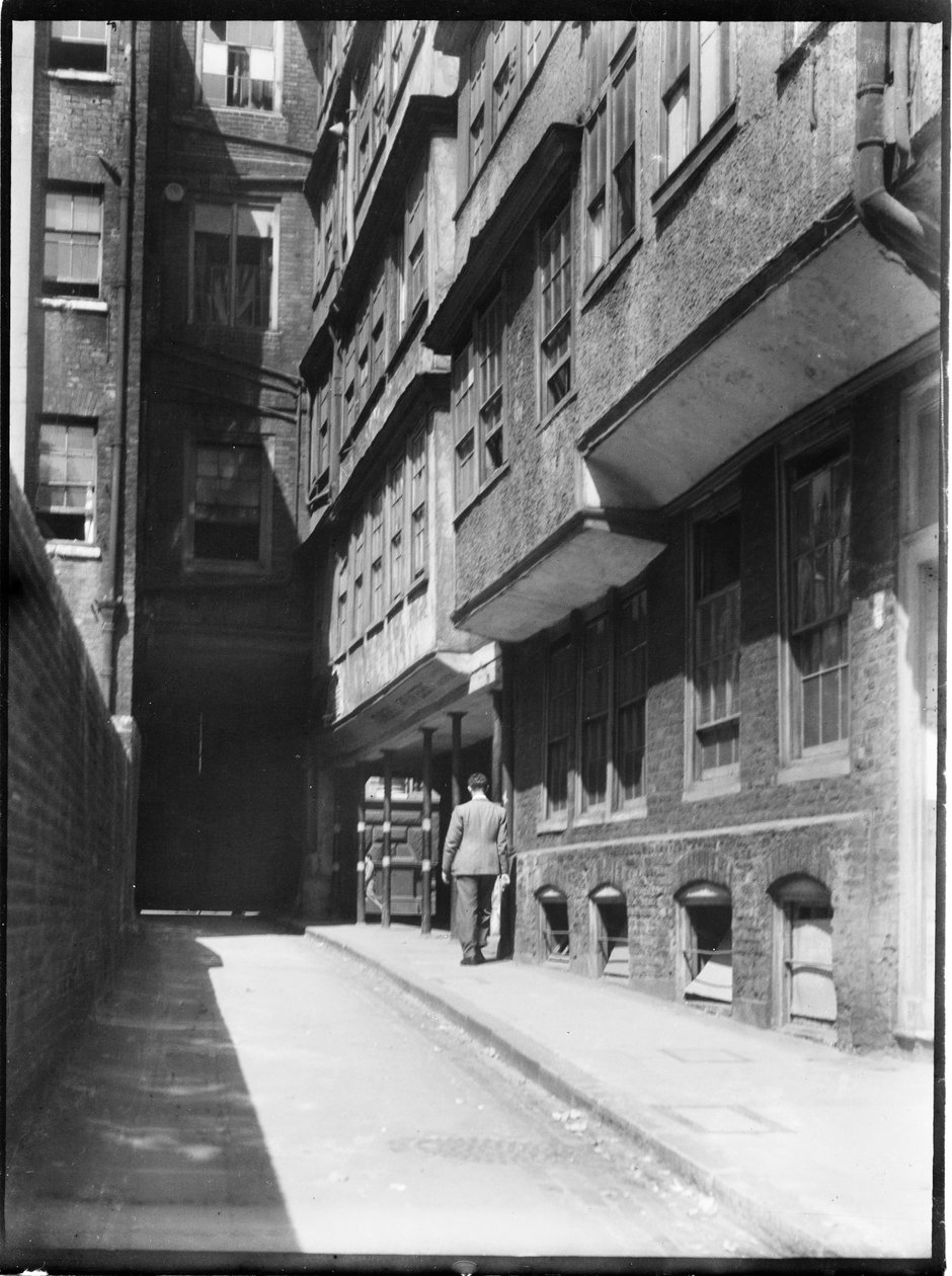 Middle Temple Lane, Temple, City of London, Greater London Authority, 30. léta 20. století. od Charles William Prickett