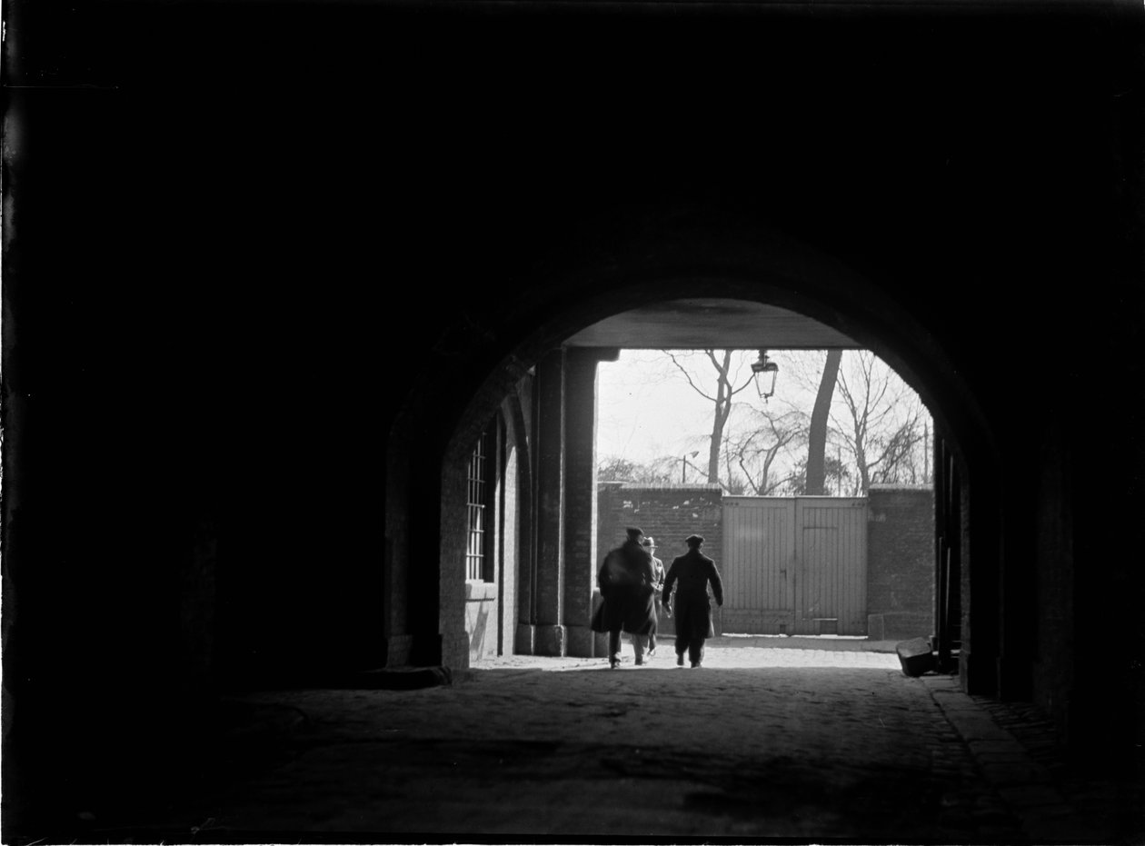 Tunel nebo krytý průchod při pohledu na tři postavy, Greater London Authority, 30. léta. od Charles William Prickett
