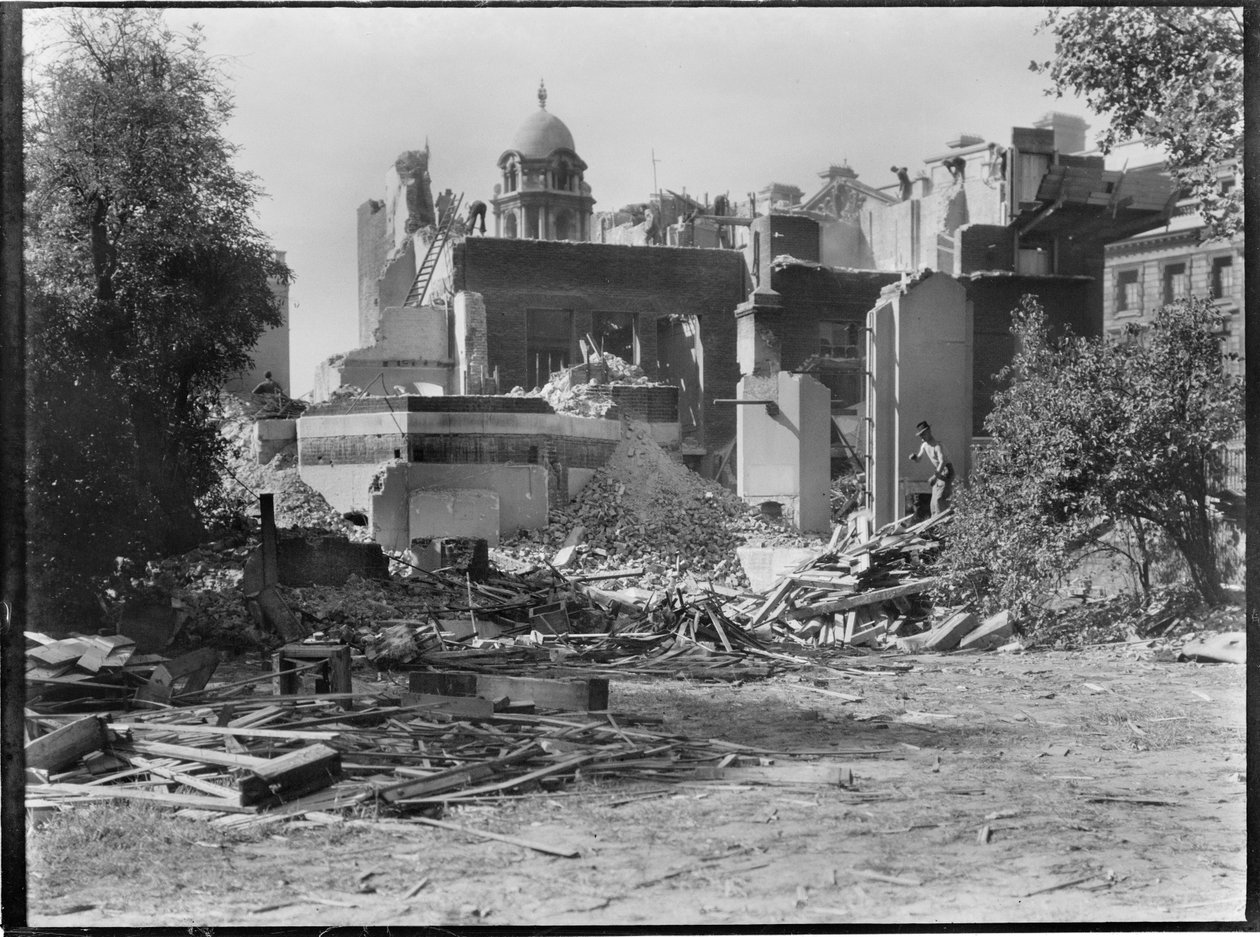 Whitehall Gardens, Whitehall, City of Westminster, Greater London Authority, konec 30. let 20. století. od Charles William Prickett