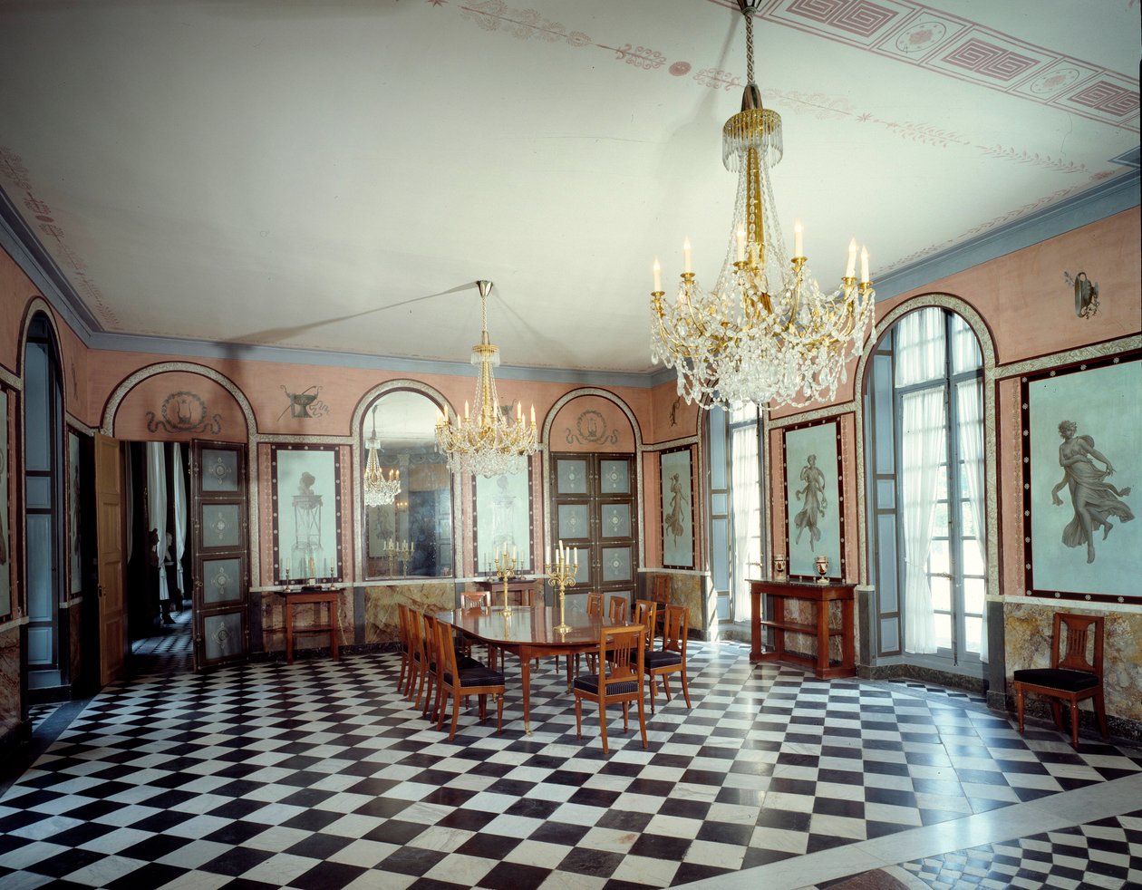 Pohled do jídelny hradu Malmaison, rezidence císaře Napoleona I. (1769-1821), decoree od Charlese Perciera (1764-1838) a Pierre Francois Leonard Fontaine (1762-1853) 1800 Rueil Malmaison, musee du chateau od Charles and Fontaine Pierre Percier