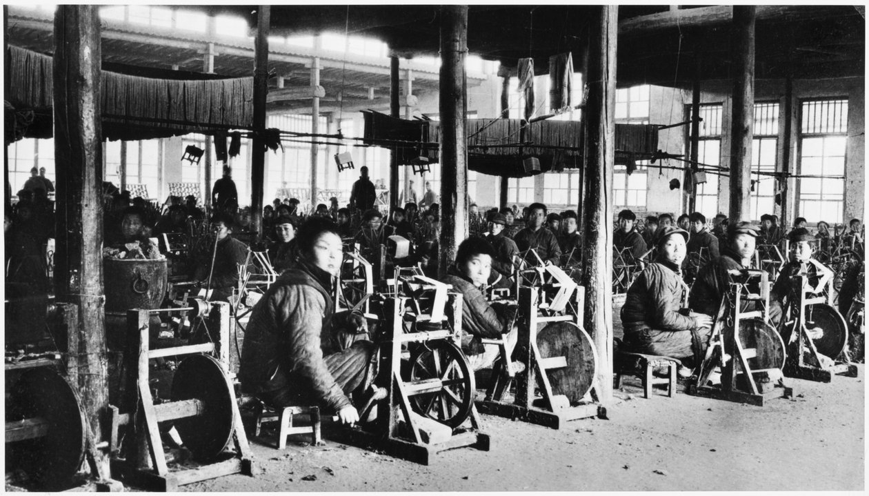 Továrna provozovaná Číňany poblíž Chihsien, kolem roku 1930 od Chinese Photographer