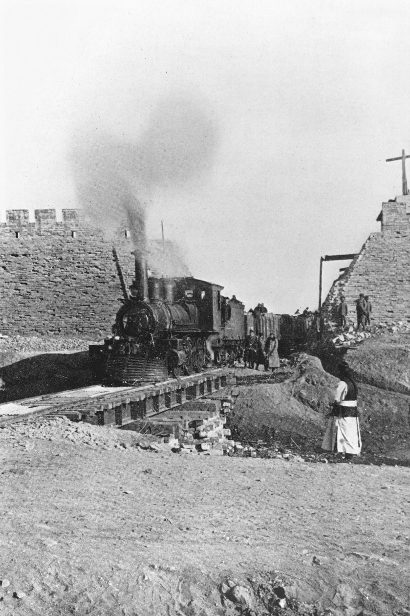 První vlak projíždějící zdí Pekingu, Čína, kolem roku 1900 od Chinese Photographer