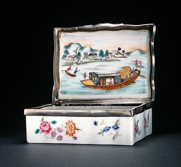Mughalská tabatěrka, období Qianlong (1736-95) c.1760 (porcelán) (viz také 314538) od Chinese School