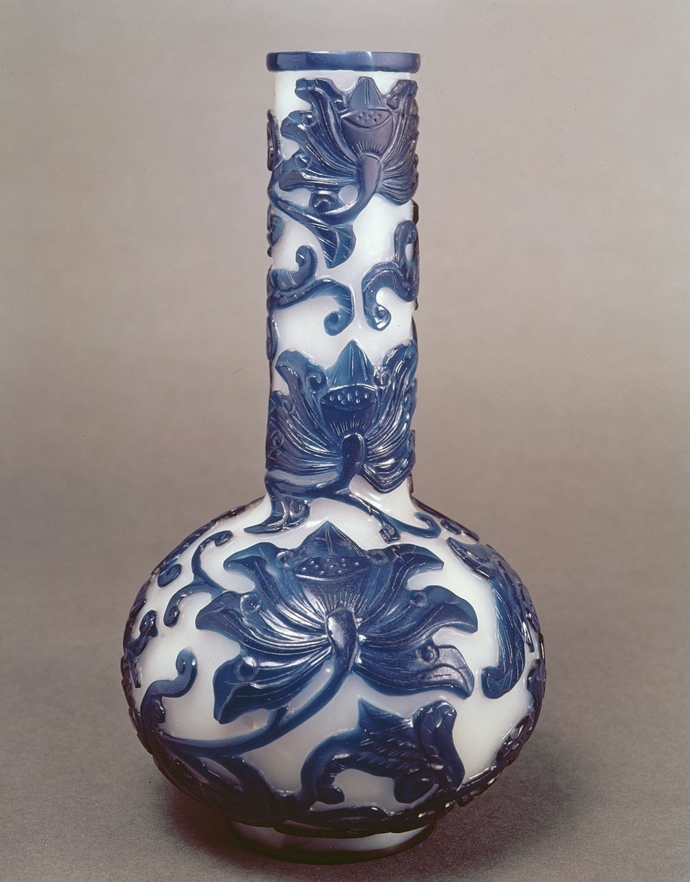 Čínská modrobílá skleněná láhev s kamejí, období Chien Lung (1736-95) od Chinese School