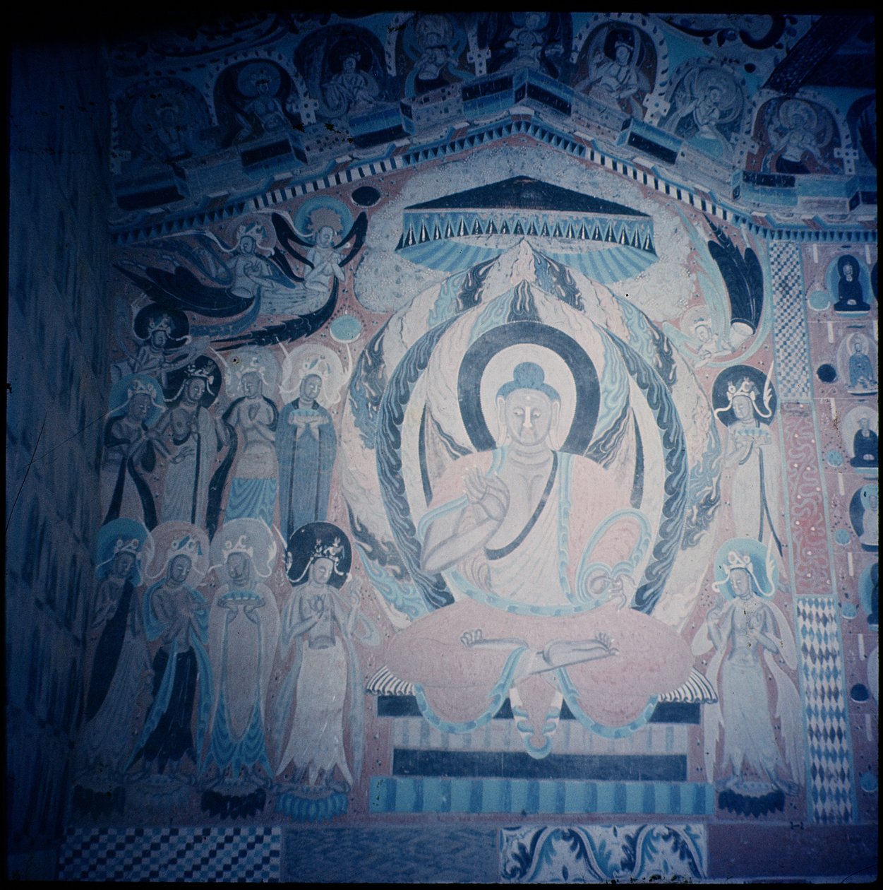 Kázání Buddhy Šákjamuni, obklopené bódhisattvy a Asparesy, období Nanbeichao II, 501-580 našeho letopočtu (jeskynní malba) od Chinese School