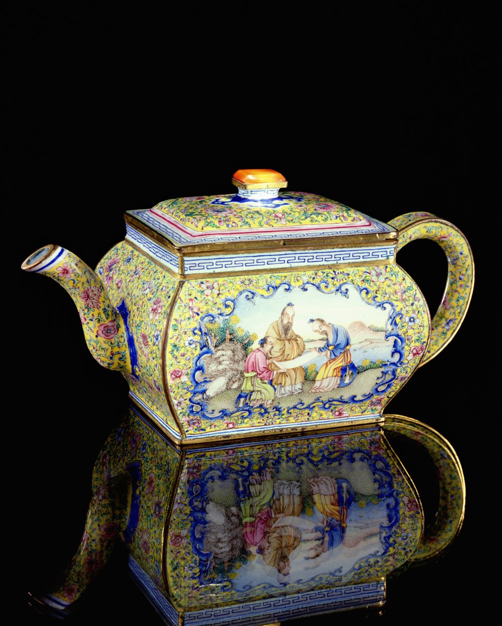 Čajová konvice zdobená smaltem, období Qianlong, 1736-95 (keramika) od Chinese School
