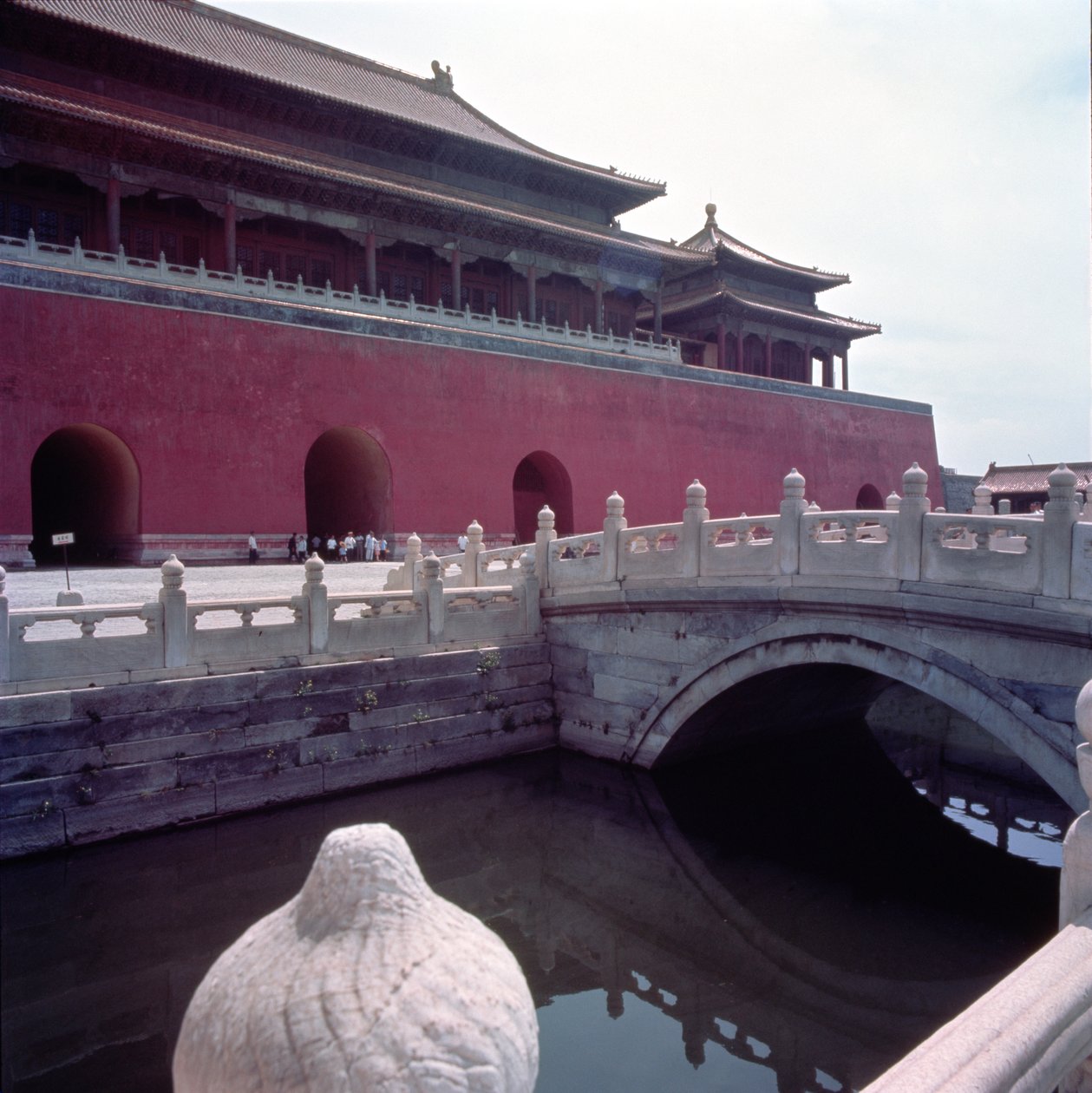 Pohled na Meridian Gate z nádvoří řeky Zlaté vody od Chinese School