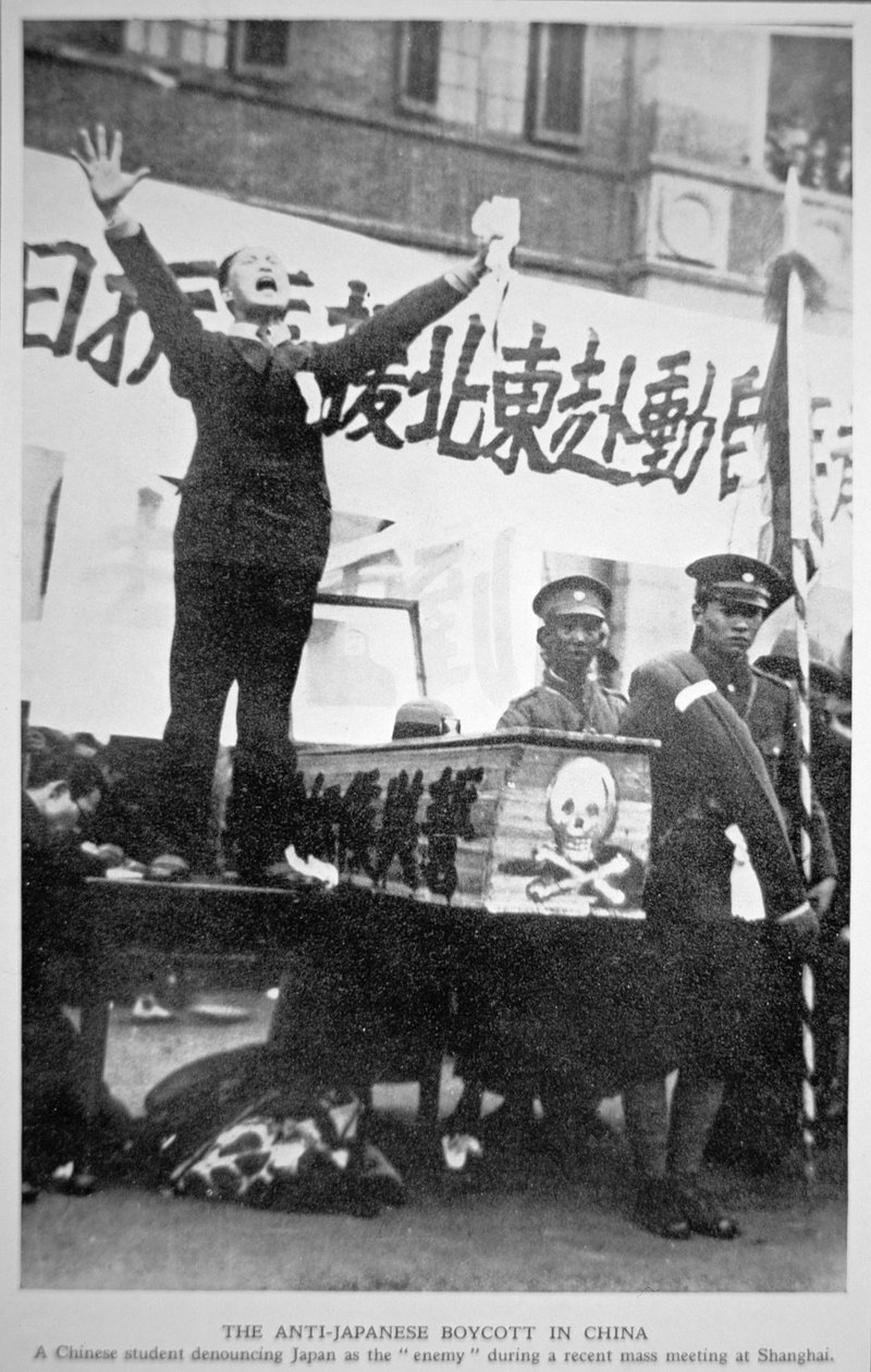 Čínský student odsuzující Japonsko jako nepřítele na masovém setkání v Šanghaji v rámci čínského protijaponského bojkotu z roku 1932 od Chinese Photographer