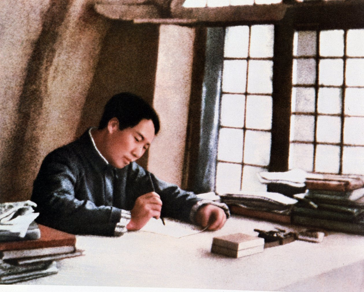 Mao psal své dílo „Z dlouhé války“ v jeskyni v Yenanu od Chinese Photographer