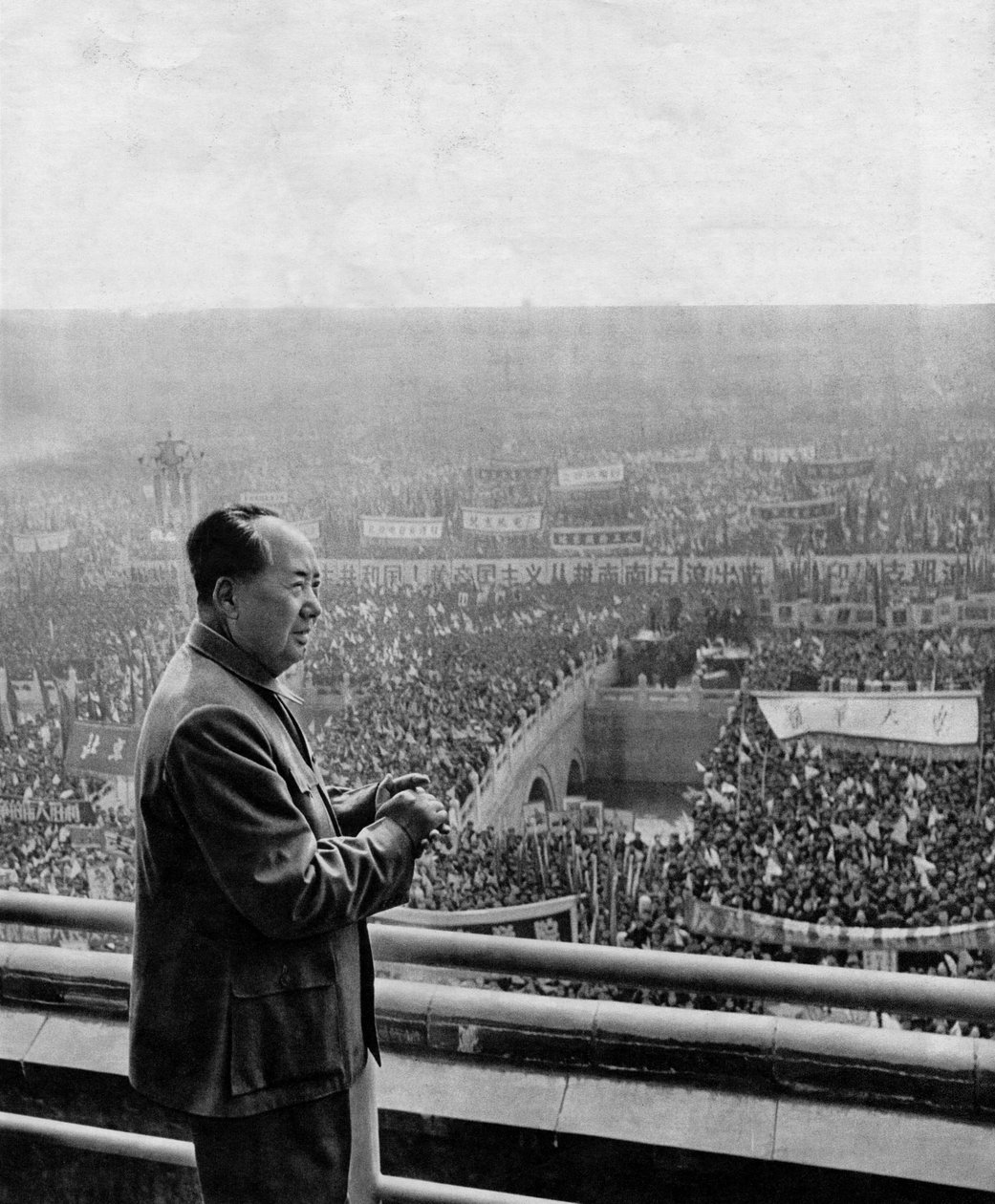 Portrét čínské hlavy státu Mao Ce-tunga (Mao Ce-Dong nebo Mao Ce-tung nebo Mao Ce-tung nebo Mao Ce-tung) (1893-1976) během oslav výročí založení komunistické strany. Čína, kolem roku 1960. od Chinese Photographer