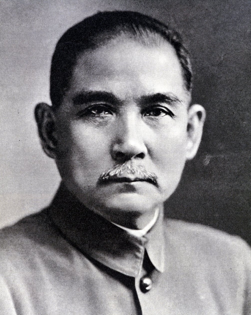Portrét Sun Yat-sen (Yat Sen, Zhongshan) (1866-1925), čínský revolucionář a státník. od Chinese Photographer
