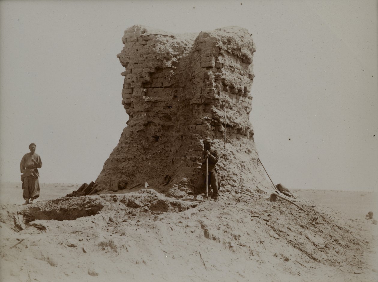 Místo, kde byl nalezen Sogdianský dopis, jeden z prvních dochovaných sogdiánských papírových dokumentů (cca 313 n. l.), Dunhuang, Čína (černobílá fotografie) od Chinese Photographer