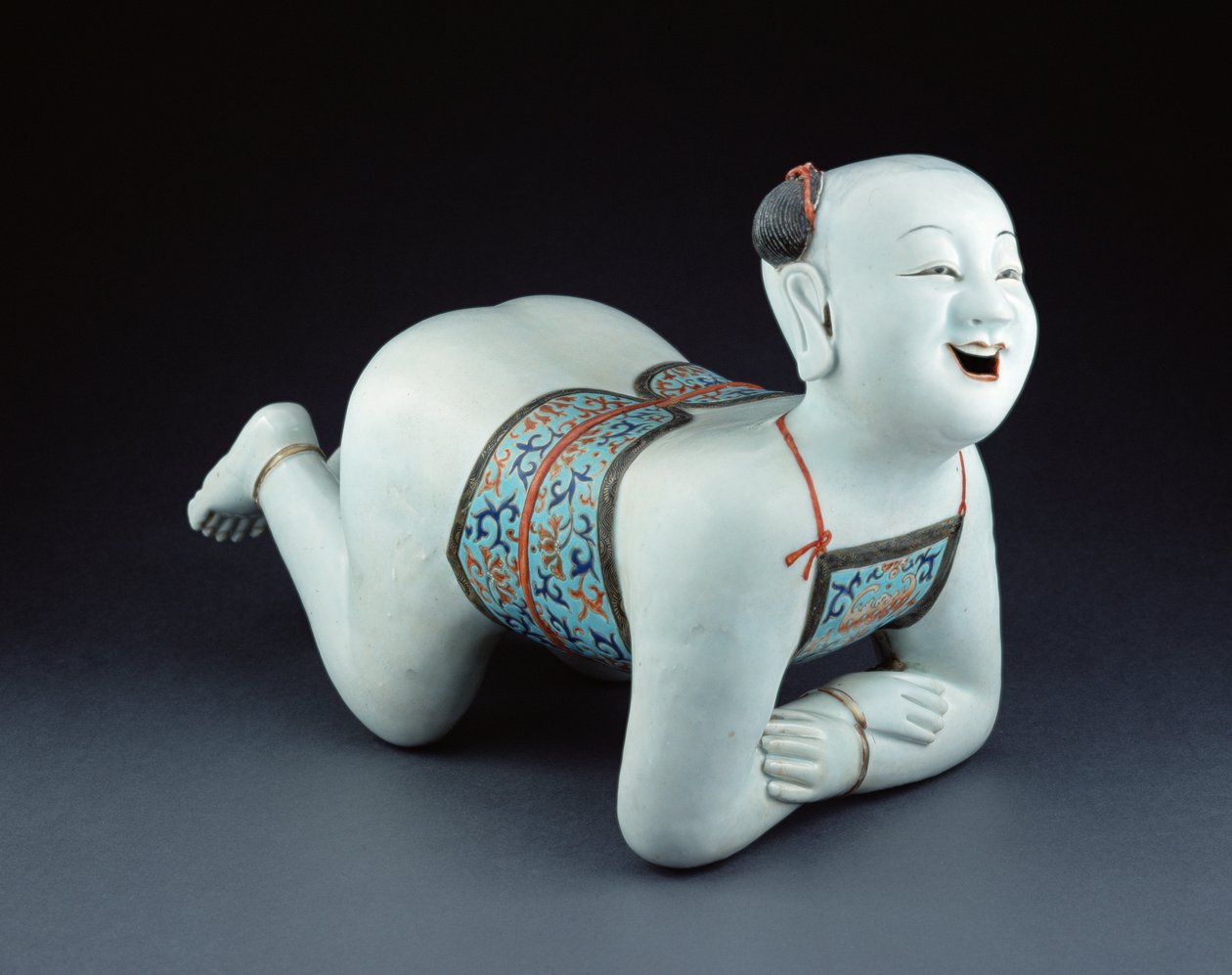 Čínský porcelánový polštář v podobě polonahého chlapce (porcelán) od Chinese School