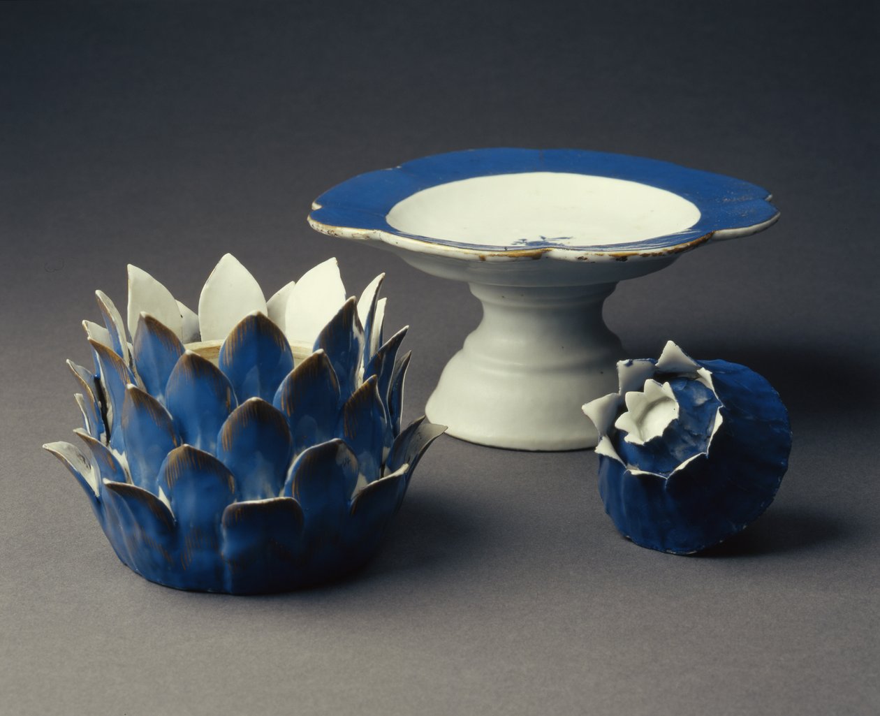 A Vegetable Form Tureen, Cover and Tazza, Jiaqing Period (1796-1820) c.1800 (porcelán) (viz také 314544) od Chinese School