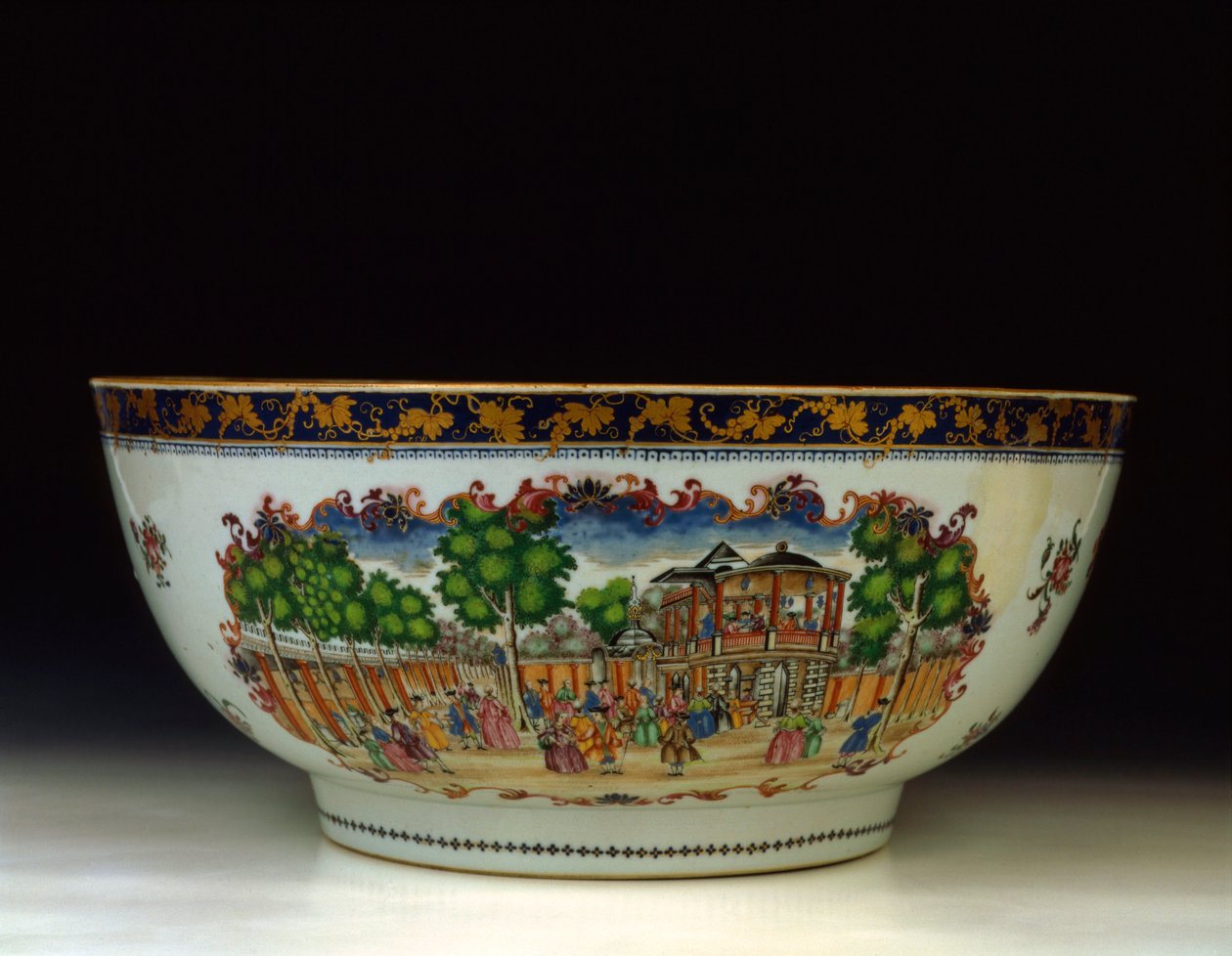 famille rose "Londýn" punč, s výhledem na Grand Walk, Vauxhall Gardens, cca 1750-1800 od Chinese School