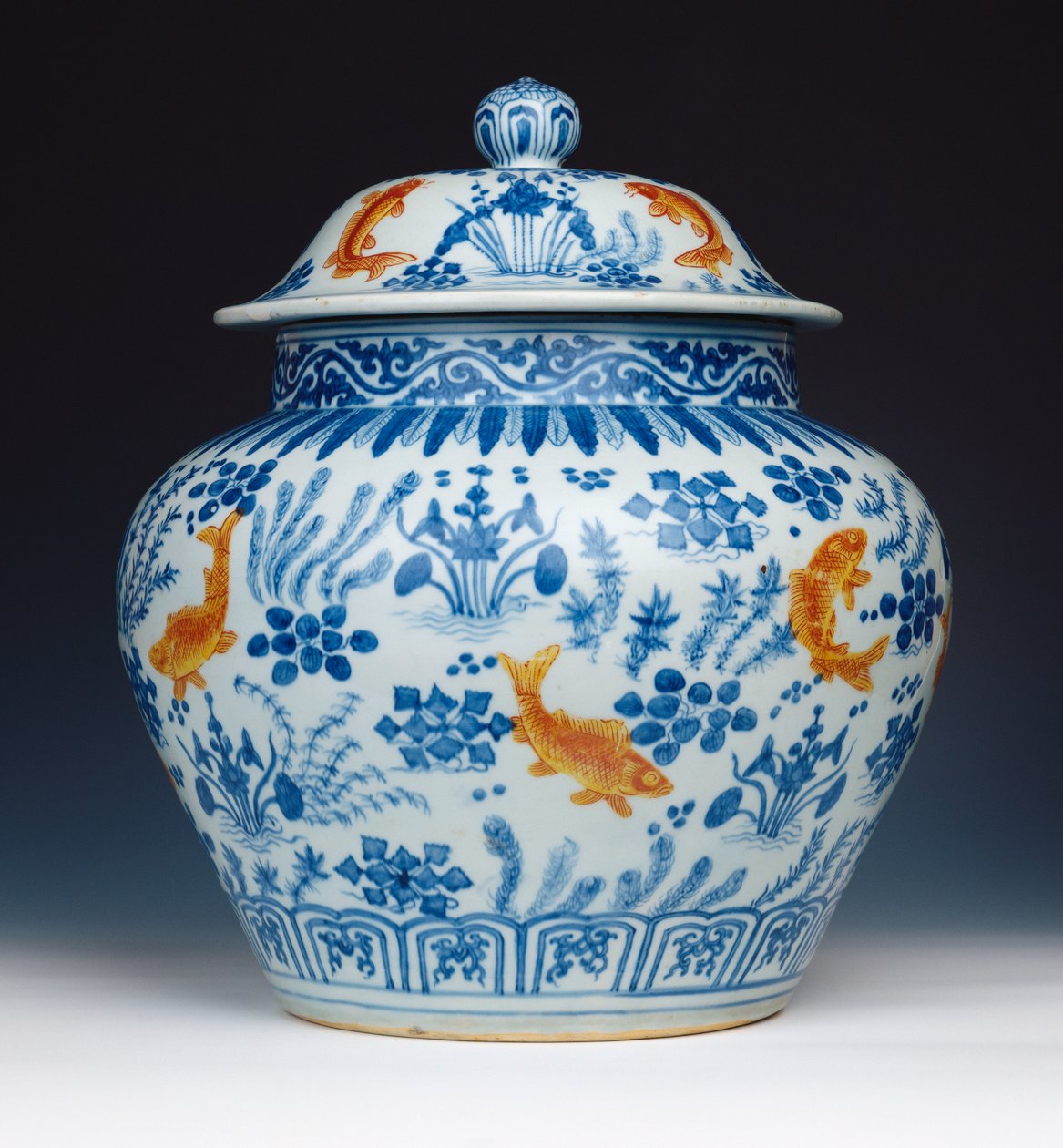Smaltovaná modrobílá dóza "Fish" a víko, 1522-1566 od Chinese School