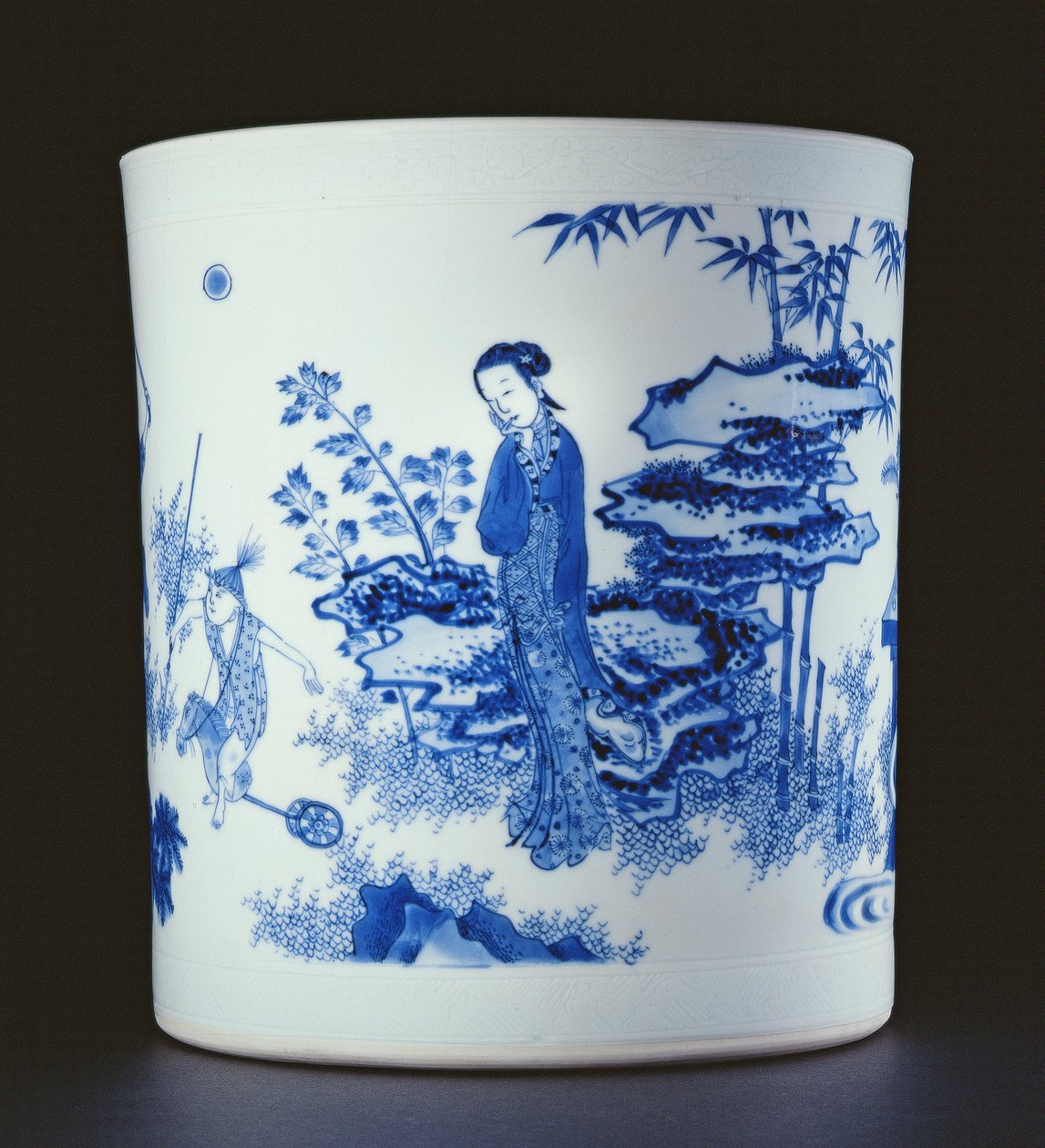 Modrobílý štětec namalovaný s dámou a chlapci hrajícími si na konících v zahradě, Chongzheng, 1630-44 (porcelán) (viz 205937) od Chinese School