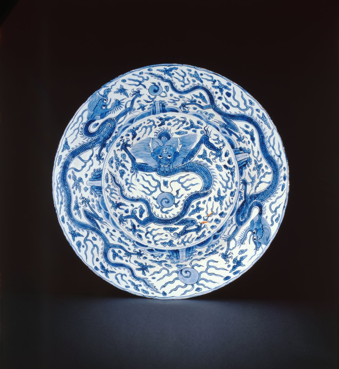 Modrá a bílá mísa malovaná draky, Wanli nebo Chongzheng, 1600-35 (porcelán) od Chinese School