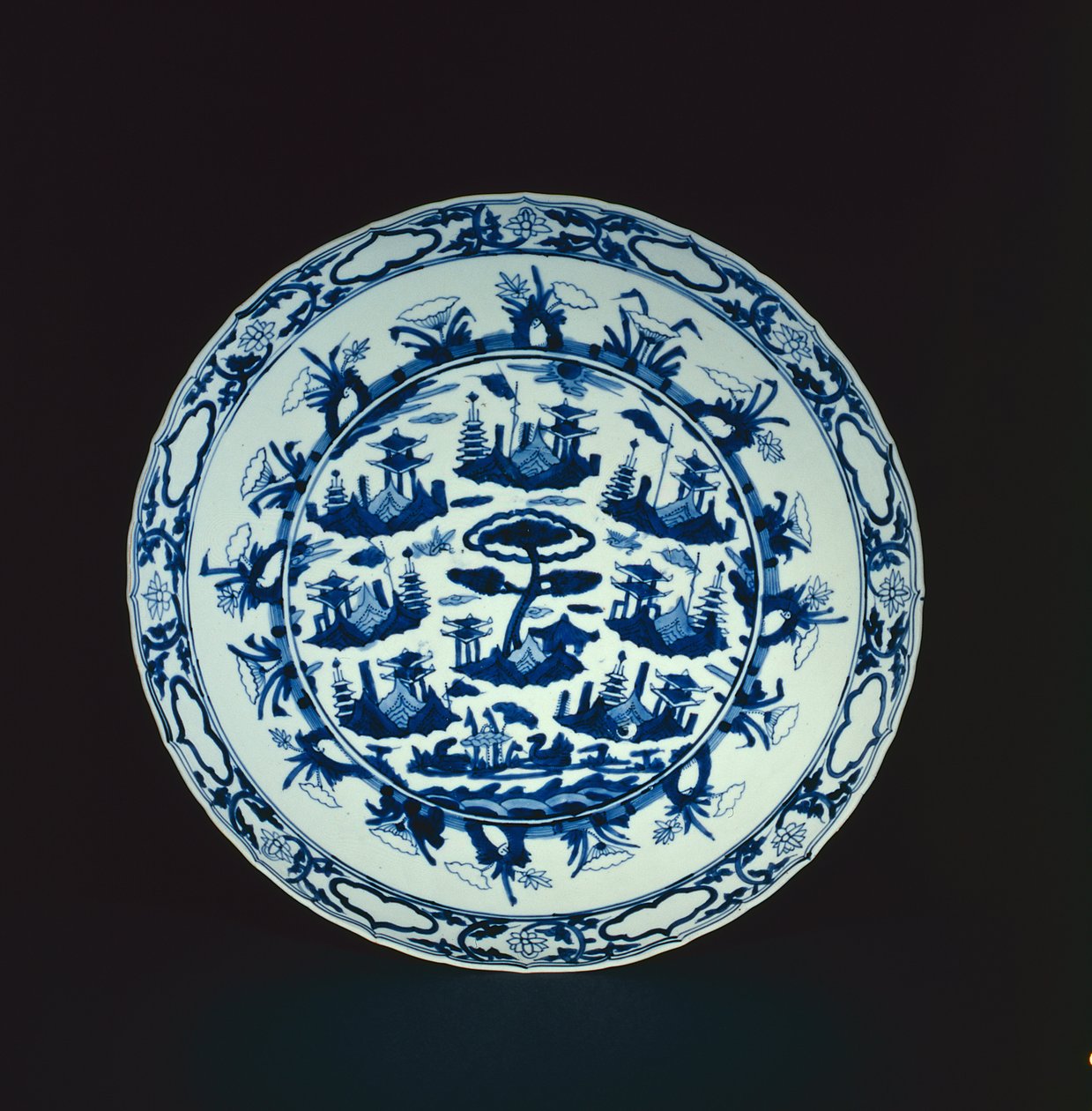 Modrá a bílá miska malovaná skalnatými ostrovy a pavilony, Wanli nebo Tianqi, 1600-25 (porcelán) od Chinese School