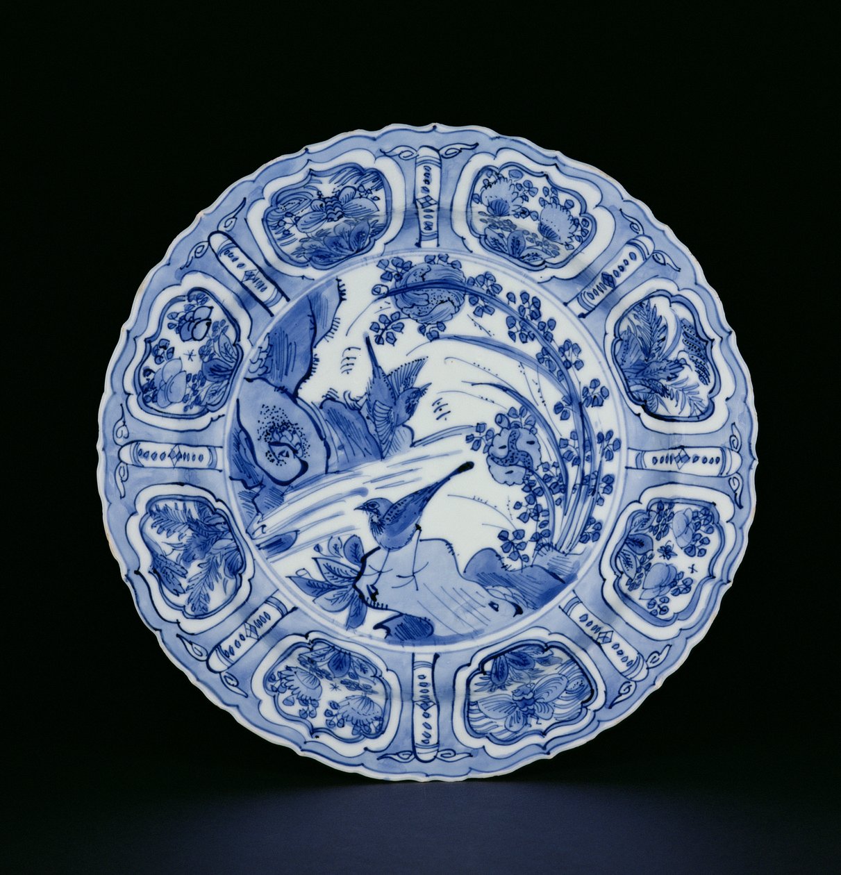 Modrobílý kraakový talíř malovaný ptáky v krajině, značka Egret, Wanli, 1595-1605 (porcelán) (viz 205991) od Chinese School