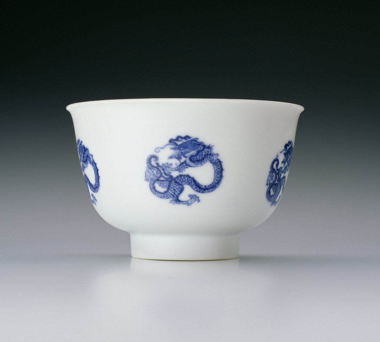 Mísa, zdobená dračími rondely, značka Kangxi a období 1662-1722 (porcelán s modrou podglazurou) (viz též 142285) od Chinese School