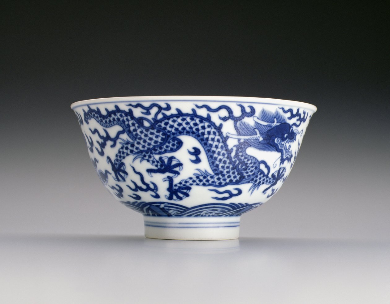 Mísa s draky a vlnami, značka Xianfeng a období 1851-61 (porcelán s modrou podglazurou) (viz také 142299) od Chinese School