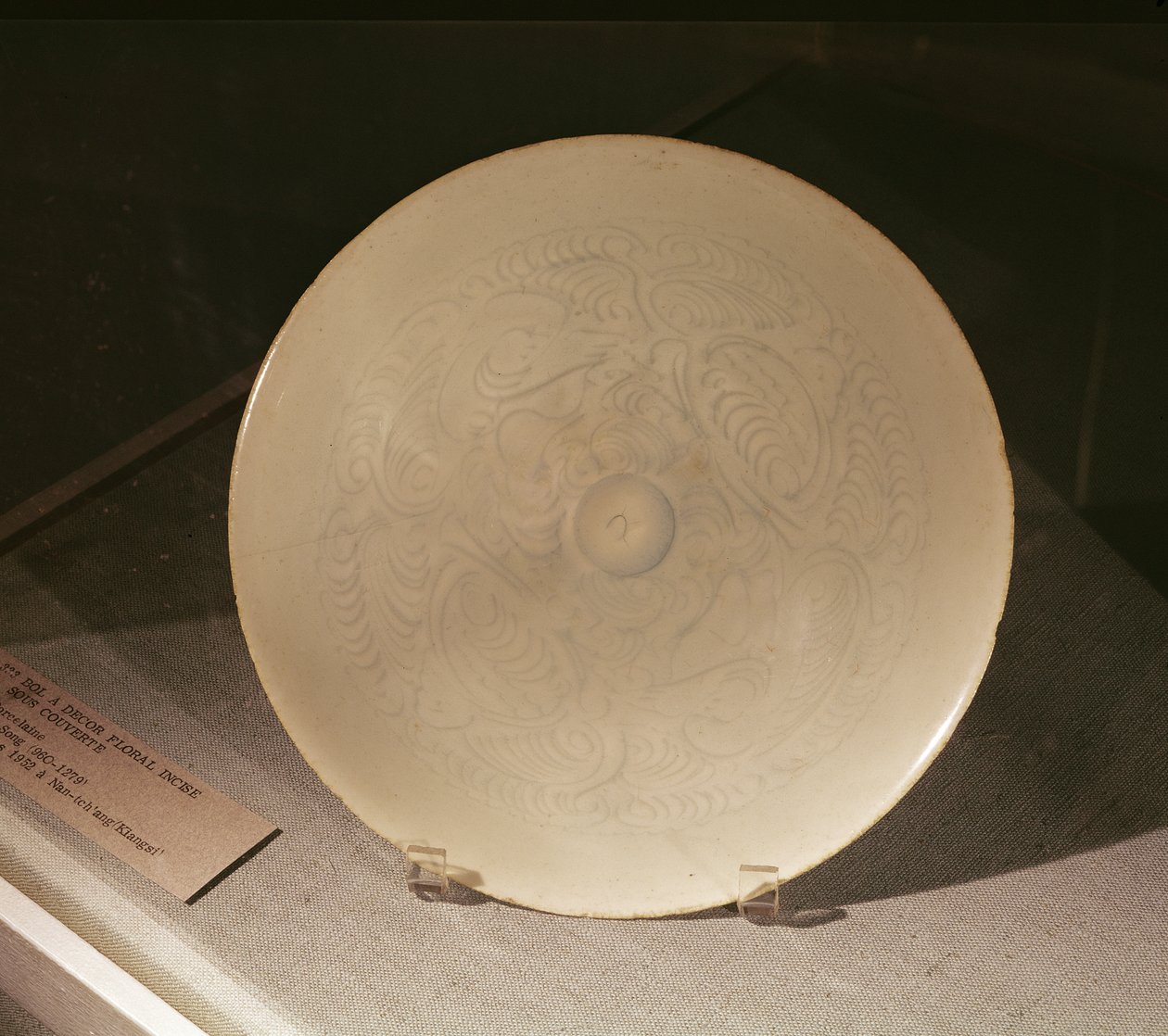 Mísa s vyřezávanou květinovou výzdobou, z Nanchang, provincie Jiangxi, dynastie Sung, 12.-13. století (porcelán) od Chinese School