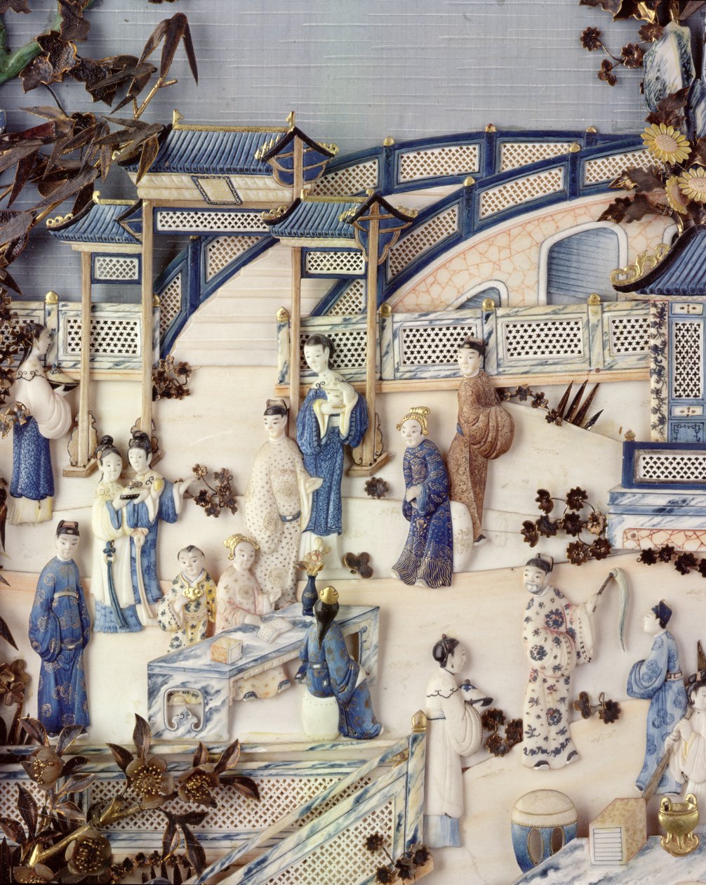Detail z panelu zobrazující postavy na terase, období Qianlong, 1736-95 (polychromovaná slonovina) (viz 203572) od Chinese School
