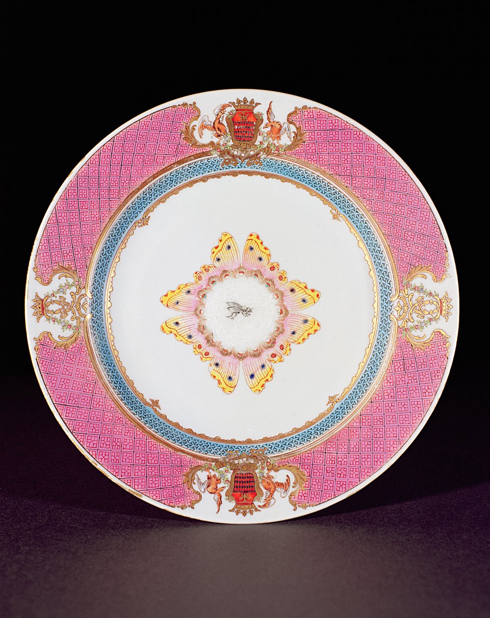 Jídelní talíř malovaný smalty Famille Rose s rameny Grimaldi di Castro, období Yongzheng (1723-35) kolem roku 1735 (porcelán) od Chinese School