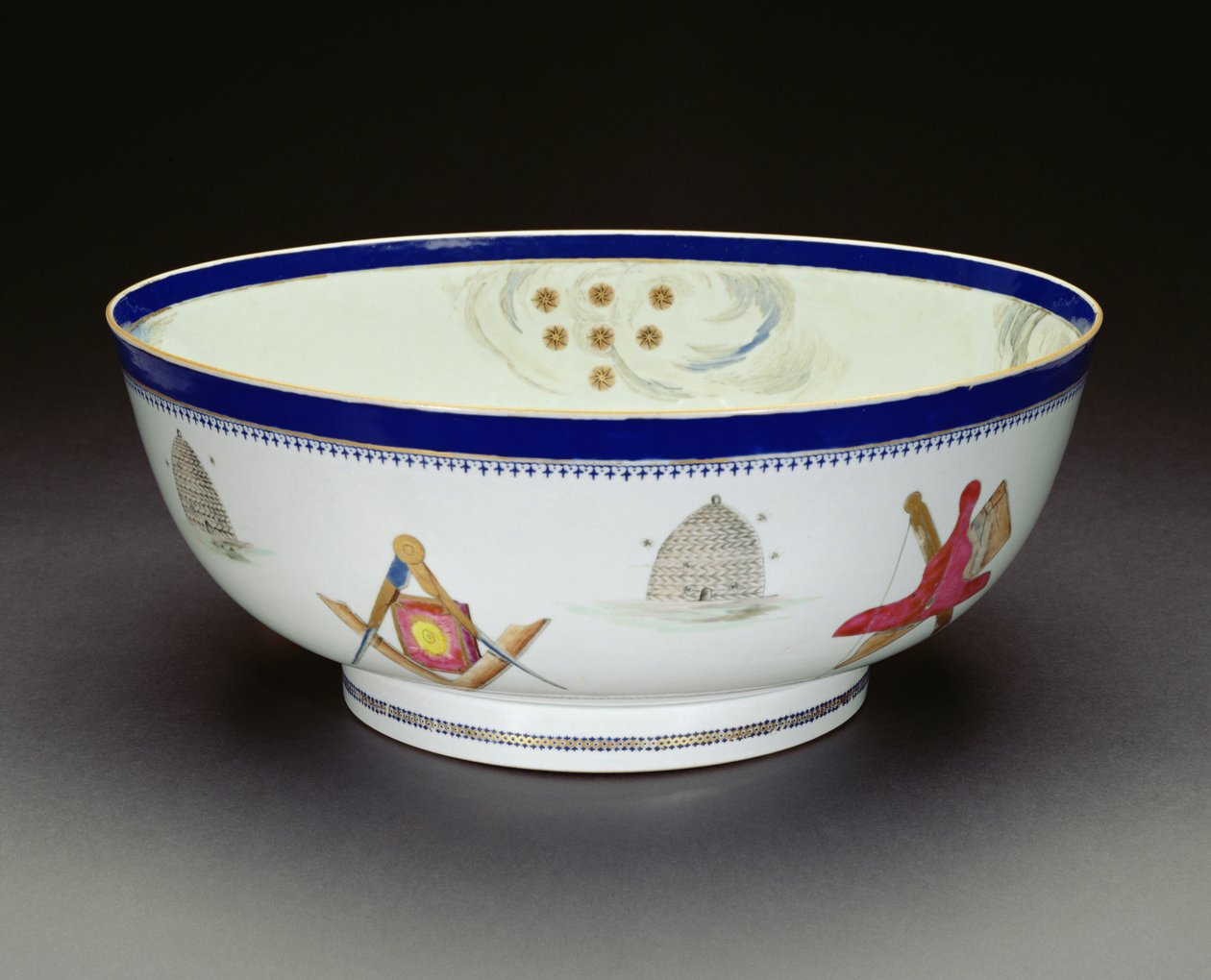 Famille Rose Export Masonic Bowl, období Qianlong, 1736-95 (porcelán) (viz také 133044 & 133046) od Chinese School