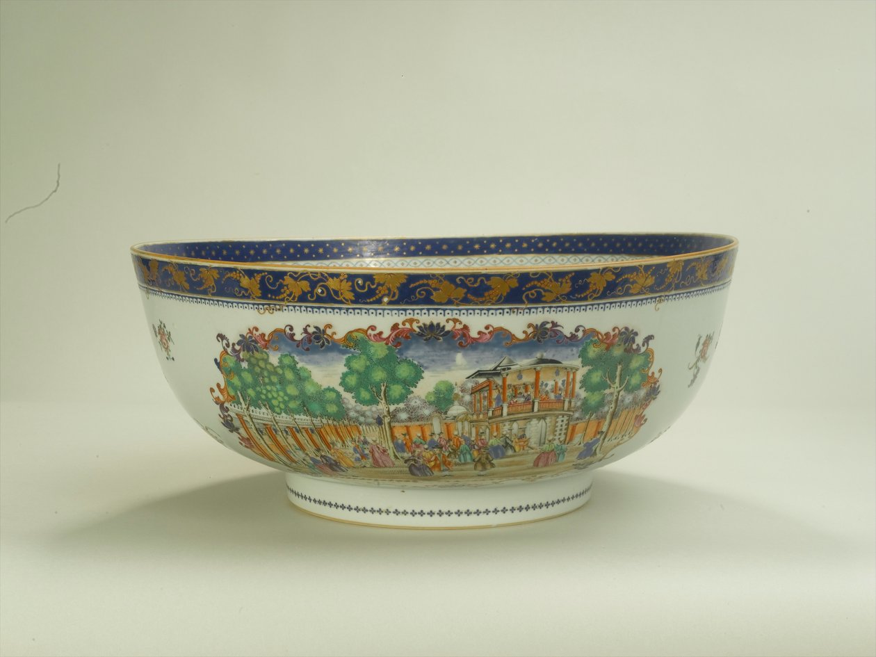 Mísa na punč Famille s oválným listovým panelem zobrazujícím Grand Walk, zahrady Vauxhall v 50. letech 18. století, období Qianlong (1736–95) kolem roku 1790 (keramika) (viz také 294698) od Chinese School