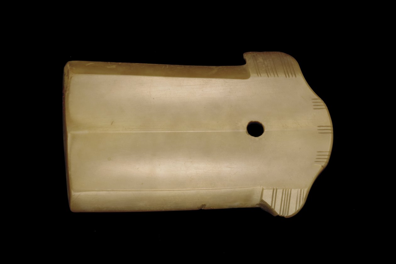 Fragment dýkové sekery (ge) pozdní Shang do rané západní dynastie Zhou, 12.-10. století př. n. l. (nefrit) od Chinese School