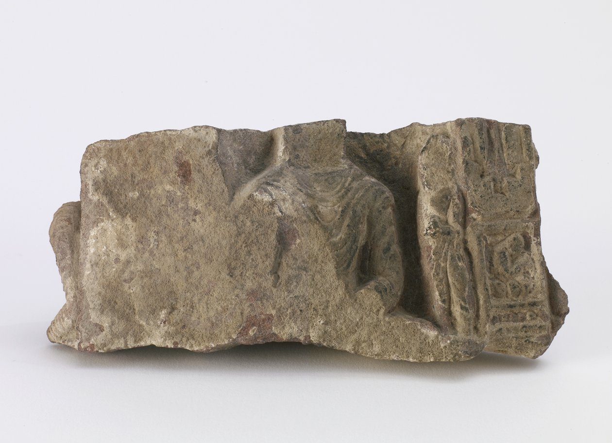 Fragment, zobrazující torzo sedícího Buddhy, stojícího bódhisattvu a dvě kartuše na přední straně, cca 500 od Chinese School