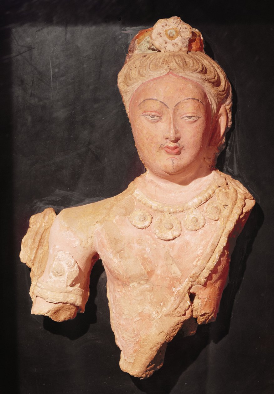 Hlava a busta bódhisattvy v knížecím kostýmu, z Kumtura, Xinjiang, 7.-8. století (malovaný klas) od Chinese School