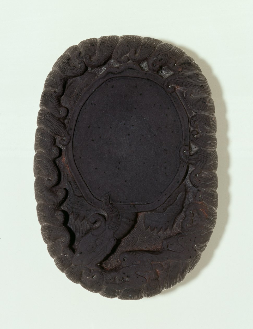 Inkstone vytesaný jako velká mýtická želva Lo-shu mezi vlnami, pravděpodobně dynastie Ming (šedý kámen Tuan) (pod vodou) (viz také 142695-6) od Chinese School