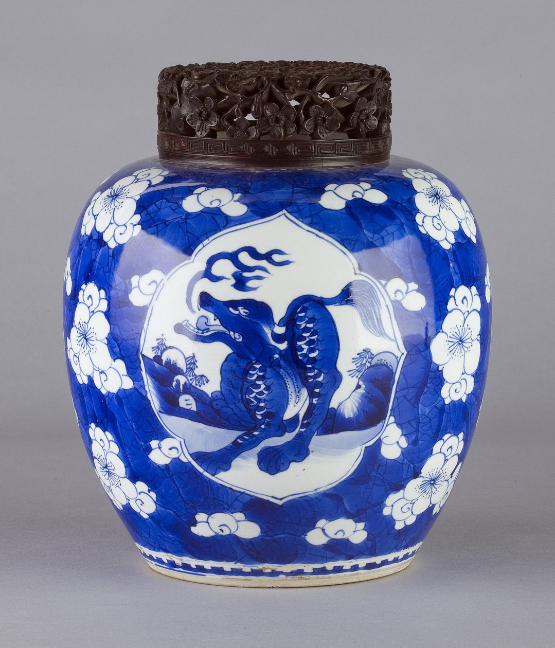 Dóza (s krytem a designem draka), 1662-1722 (keramická) od Chinese School