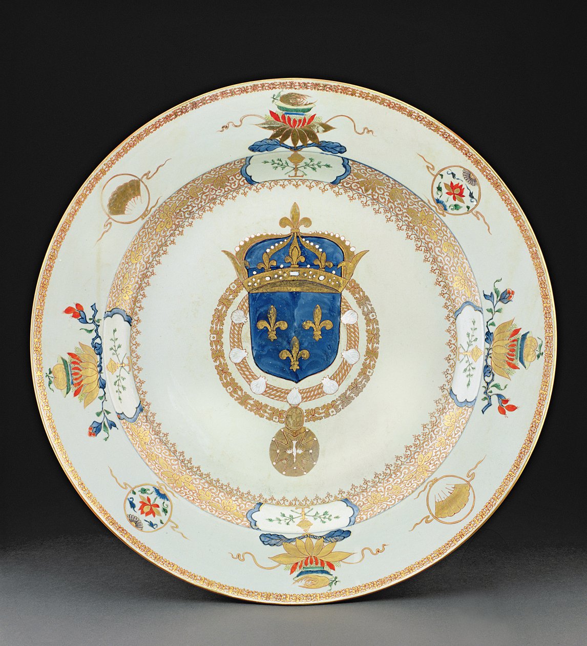 Velká zbrojní nabíječka s pažemi francouzského krále, kolem roku 1730 (porcelán) od Chinese School