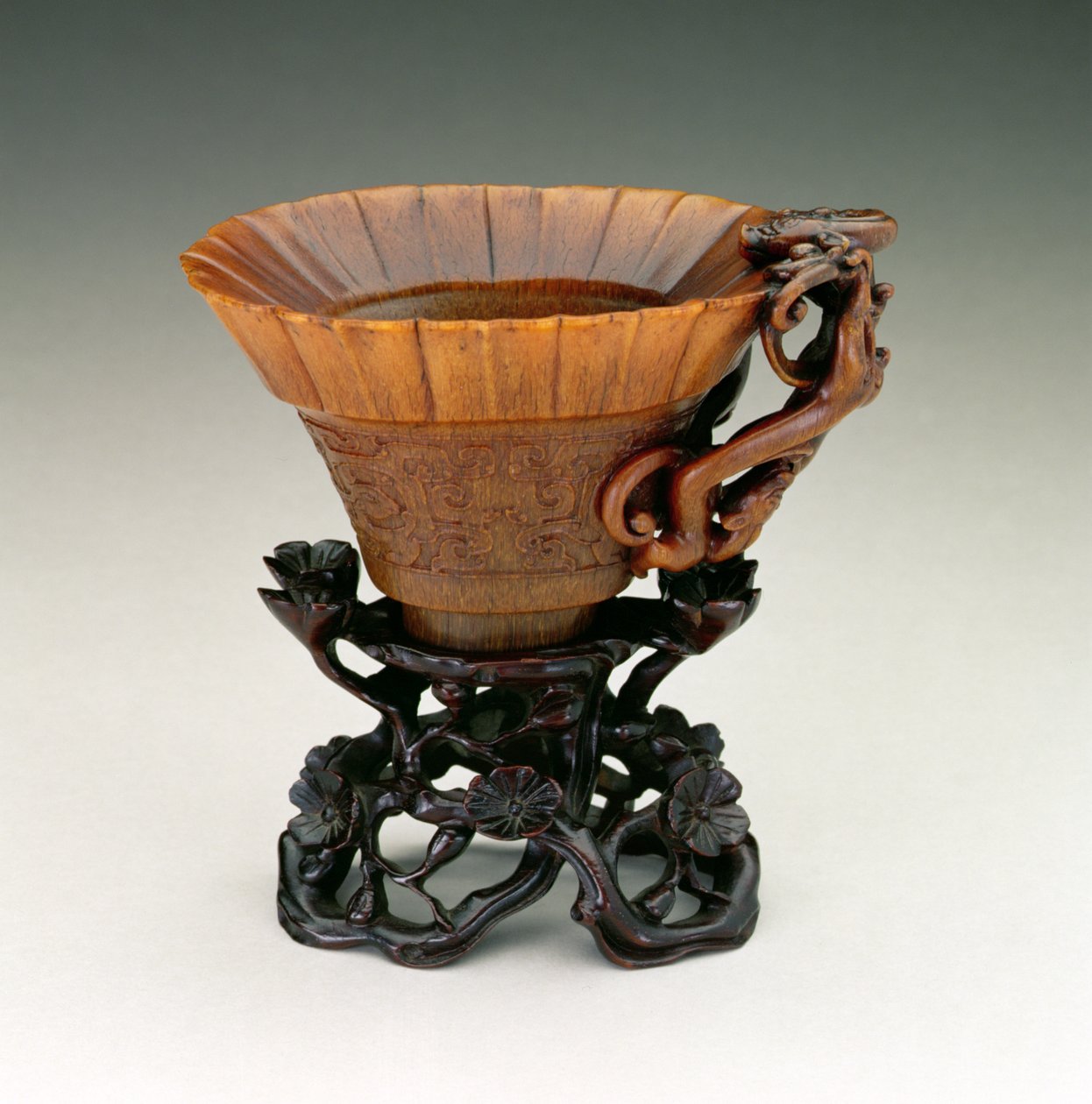 Libační pohár, období Qianlong 1736-95, dynastie Ching, Čína, polovina 17. století (vyřezávaný roh nosorožce) (viz 142638, 142654-5) od Chinese School