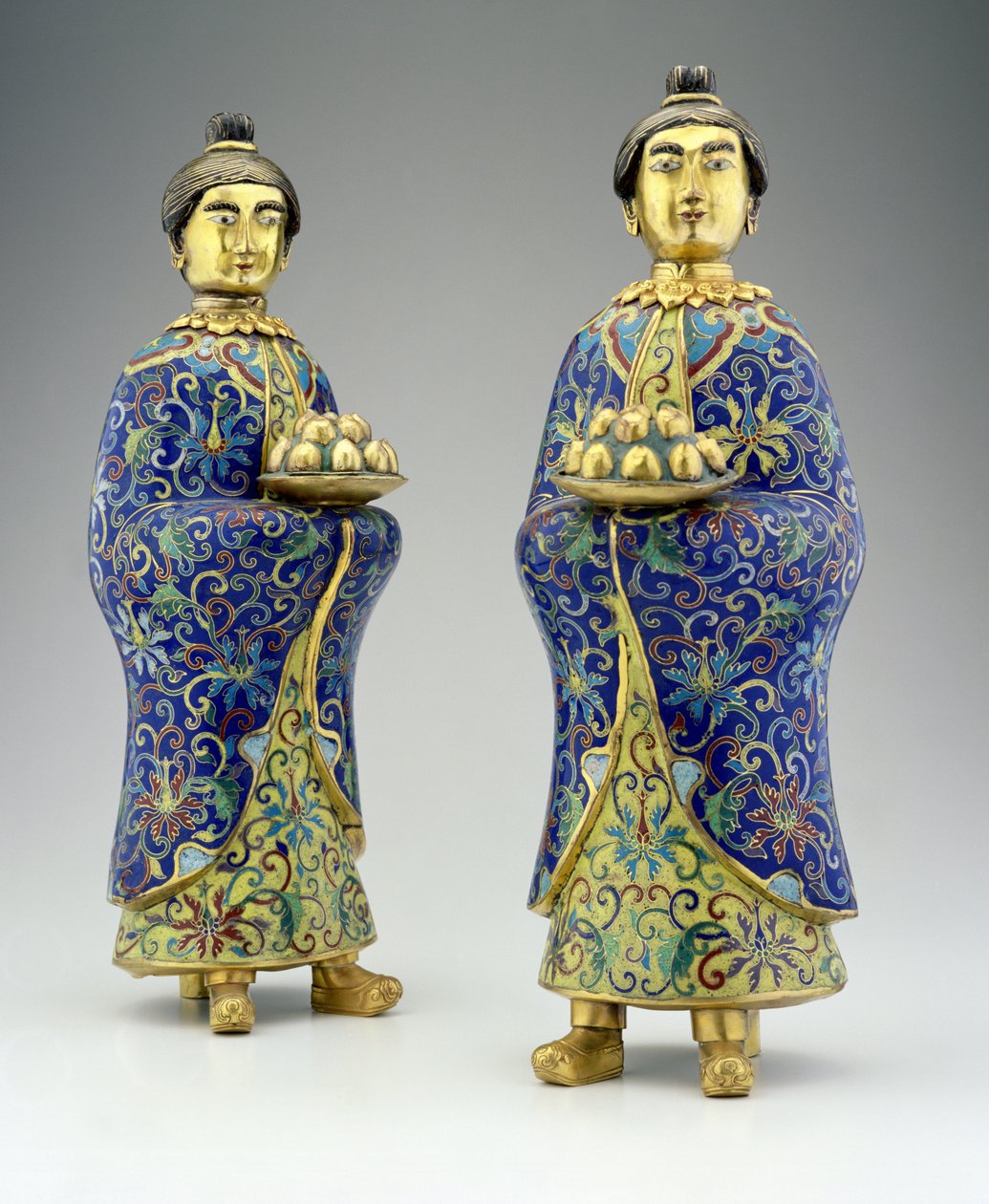 Pár obsluhujících, období Qianlong, 1736-95 (cloisonne enamel) od Chinese School