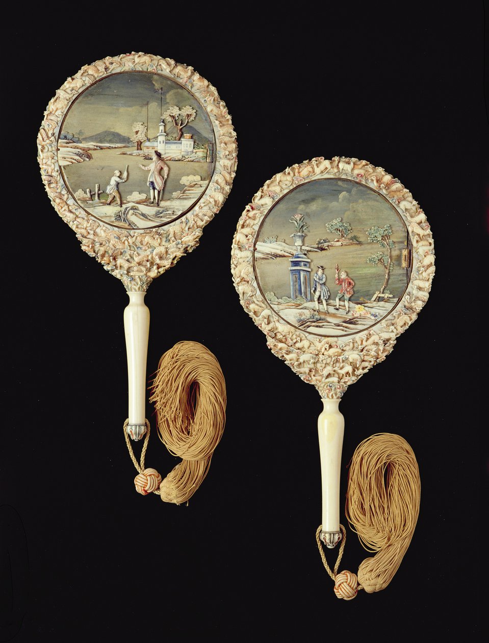 Pár ručních zrcátek, pravděpodobně vyrobený v Kantonu, období Qianlong, 1736-95 (polychromovaná slonovina) (viz 207209) od Chinese School