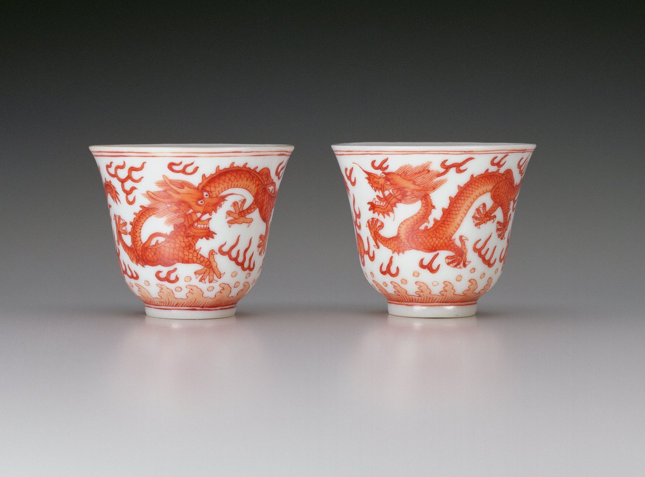 Dvojice pohárů na víno, zobrazující draky s pěti drápy v honbě za planoucími perlami, značka Guangxu a období 1875-1908, čínský (porcelán s železným červeným zdobením) od Chinese School